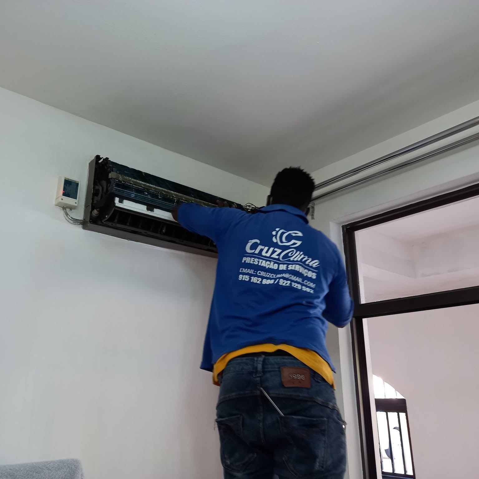 Manutenção de ar-condicionado em escritório em Luanda, Cruz Clima