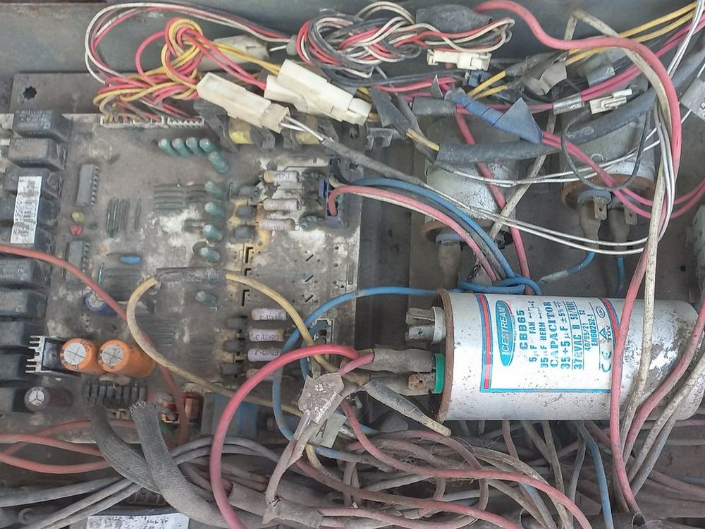 Quadro elétrico de uma unidade de climatização com placa eletrónica, condensador e contactor