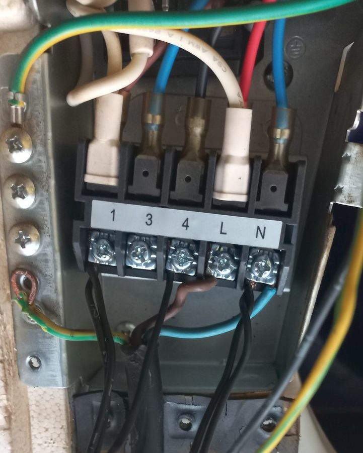 Régua de ligações elétricas de uma unidade de ar condicionado, com os terminais 1, 3, 4, L e N