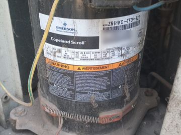 Compressor scroll dentro de uma unidade condensadora
