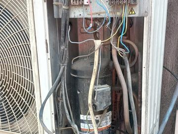 Unidade condensadora aberta, com o compressor e a cablagem à vista
